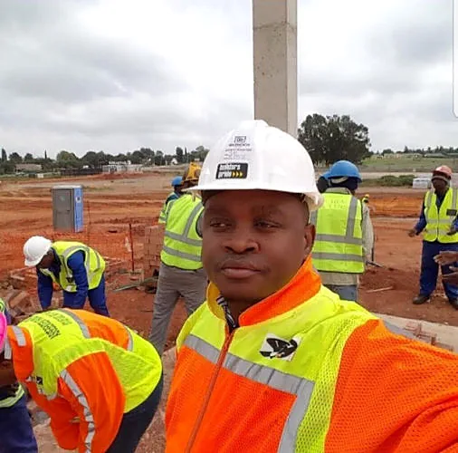 ATPGROUP site manager with the team behind him